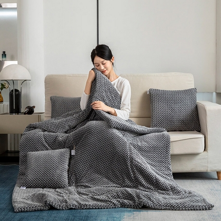 91家纺网 家纺一手货源 找家纺 （总）雷人家纺 2023新款时尚塔芙绒多功能加厚抱枕被