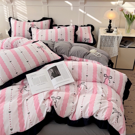 91家纺网 家纺一手货源 找家纺 鑫利来家纺 2025新款法式花边赫本风水洗棉四件套 赫本风-蝴蝶结粉