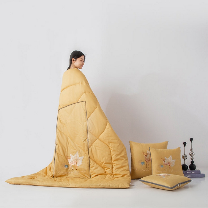 91家纺网 家纺一手货源 找家纺 雷人家纺 2023新款全棉喷气13*72刺绣抱枕被 一鹿相随（柠檬黄）