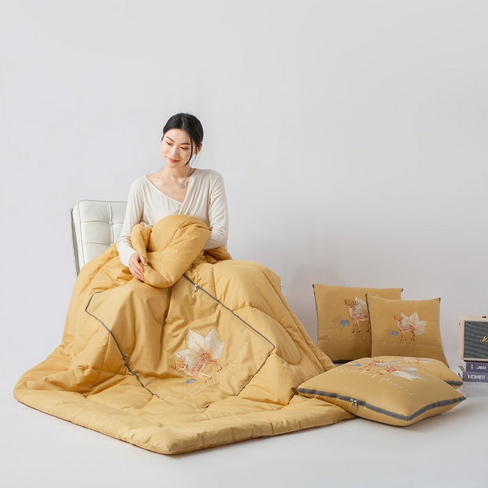 91家纺网 家纺一手货源 找家纺 雷人家纺 2023新款全棉喷气13*72刺绣抱枕被 一鹿相随（柠檬黄）