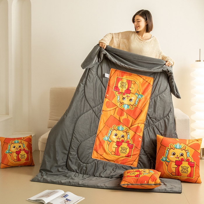 91家纺网 家纺一手货源 找家纺 雷人家纺 2024新款多功能印花宝宝绒抱枕被 喜事连连