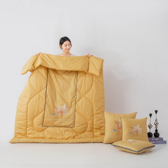 91家纺网 家纺一手货源 找家纺 雷人家纺 2023新款全棉喷气13*72刺绣抱枕被 一鹿相随（柠檬黄）