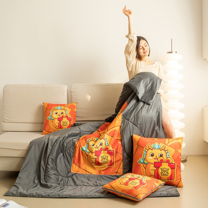 91家纺网 家纺一手货源 找家纺 雷人家纺 2024新款多功能印花宝宝绒抱枕被 喜事连连