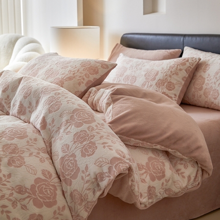 91家纺网 家纺一手货源 找家纺 （买家秀爆款不断货）A类母婴级牛奶雕花绒四件套珊瑚绒小香风牛奶绒四件套雪花绒四件套雕花牛奶绒四件套白 玫瑰-粉