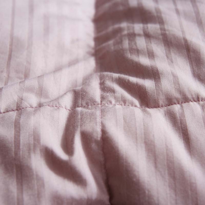 91家纺网 家纺一手货源 找家纺 御眠纺羽绒被壳 2025新款全棉贡缎条纹羽绒被壳-条纹 豆沙