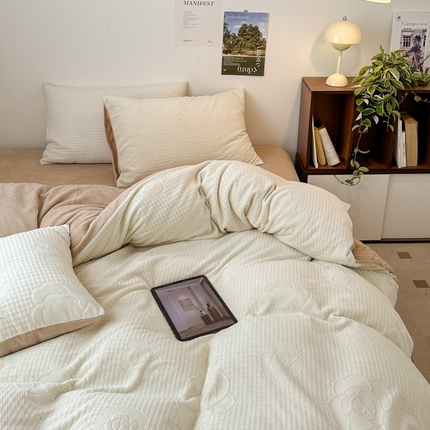 91家纺网 家纺一手货源 找家纺 （买家秀爆款不断货）A类母婴级牛奶雕花绒四件套珊瑚绒小香风牛奶绒四件套雪花绒四件套雕花牛奶绒四件套白 嘉伯丽-奶咖