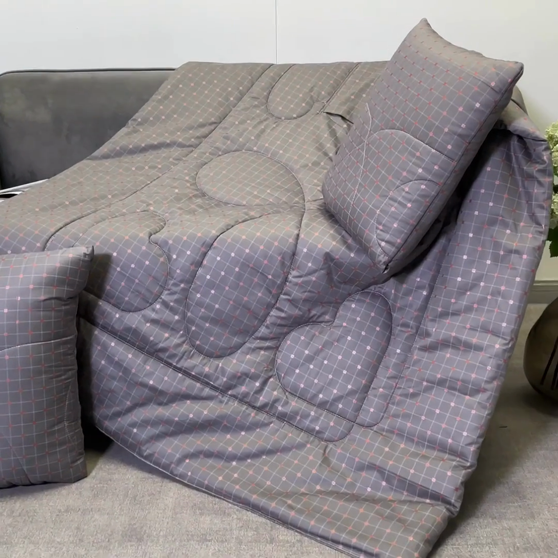 91家纺网 家纺一手货源 找家纺 （总）雷人家纺 2022新款全棉13376彩印印花烫金抱枕被