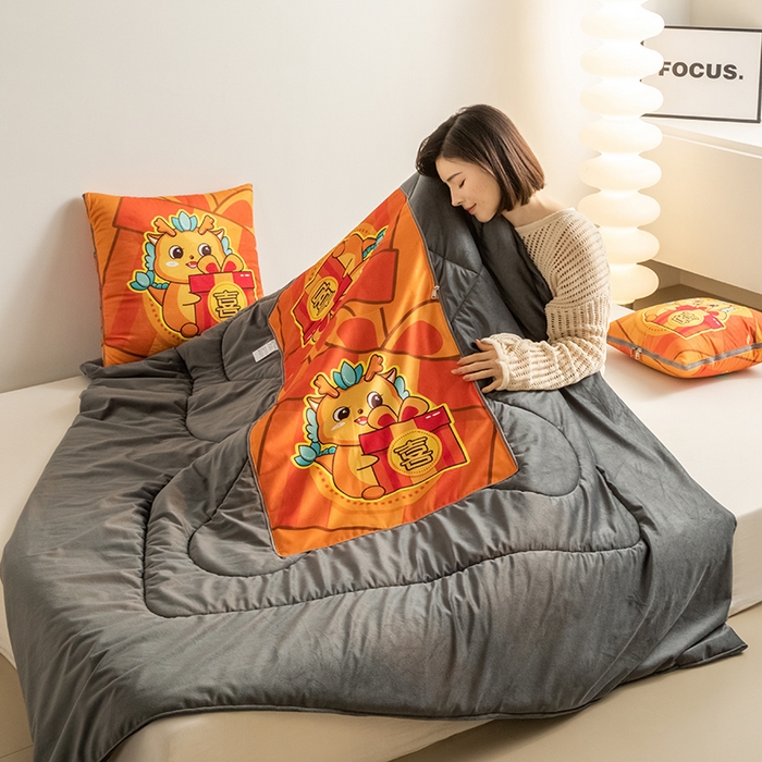 91家纺网 家纺一手货源 找家纺 雷人家纺 2024新款多功能印花宝宝绒抱枕被 喜事连连