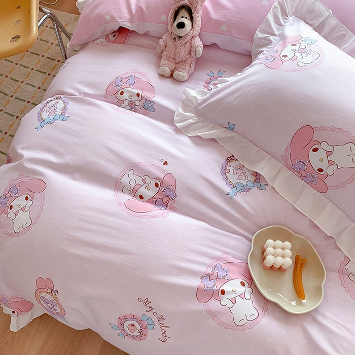 91家纺网 家纺一手货源 找家纺 玉元坊 2025新款三丽鸥系列白花边被套纯棉全棉床裙三件套四件套-美乐蒂白花边款式 小兔美乐蒂【花边款】