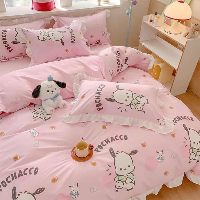 91家纺网 家纺一手货源 找家纺 玉元坊 2025新款三丽鸥系列白花边被套纯棉全棉床裙三件套四件套-帕恰狗白花边款式 开心帕恰狗【花边款式】