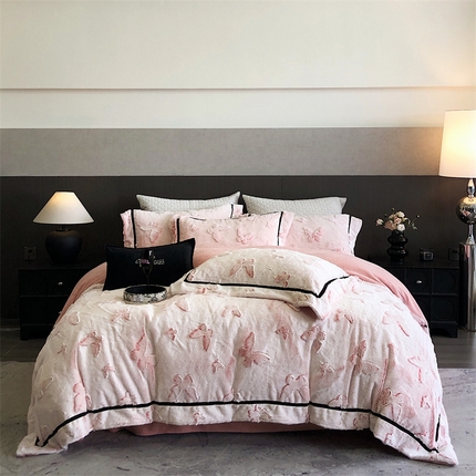 91家纺网 家纺一手货源 找家纺 罗优家纺 2025新款兔兔绒牛奶绒雕印蝴蝶系列四件套（控价369） 蝴蝶粉色