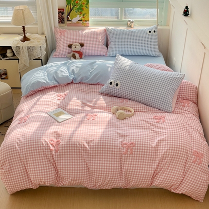 91家纺网 家纺一手货源 找家纺 妖妖家纺 2025新款水洗云朵毛巾绣印+绣系列四件套 少女蝴蝶结-粉蓝