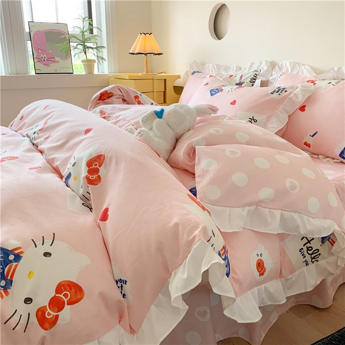 91家纺网 家纺一手货源 找家纺 玉元坊 2025新款三丽鸥系列白花边被套纯棉全棉床裙三件套四件套-凯蒂猫白花边款式 花边-苹果凯蒂