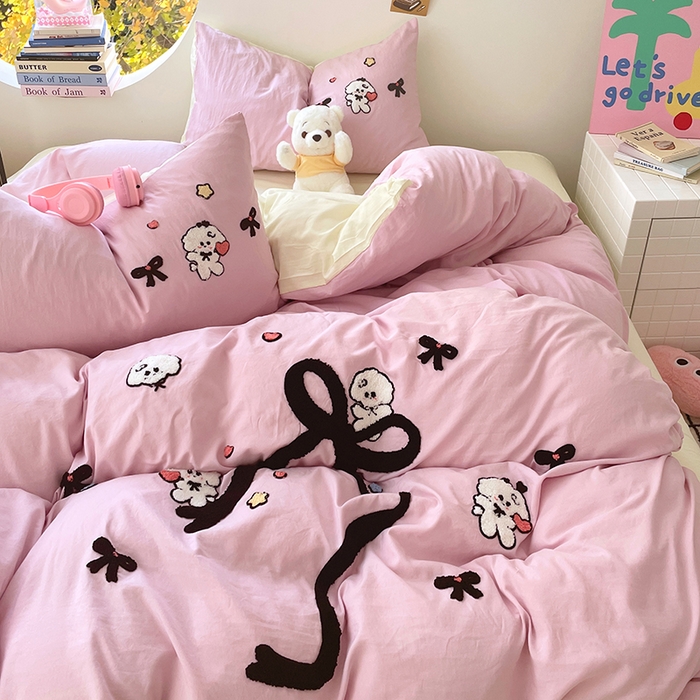 91家纺网 家纺一手货源 找家纺 卡迪熊家纺 2025新款水洗m毛巾绣四件套 蝴蝶结小狗