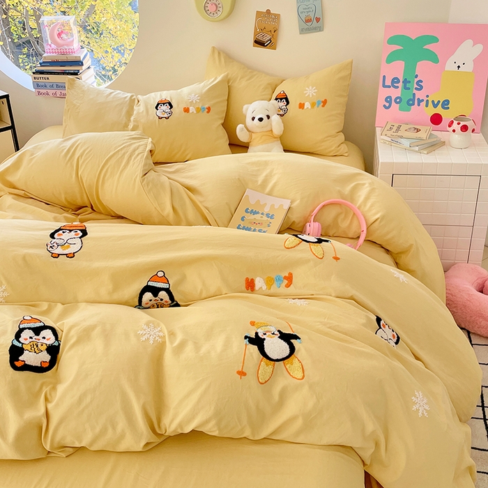 91家纺网 家纺一手货源 找家纺 卡迪熊家纺 2025新款水洗m毛巾绣四件套 天滑雪企鹅