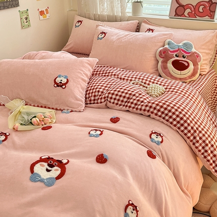 91家纺网 家纺一手货源 找家纺 （买家秀爆款不断货）正版迪士尼A类母婴级毛巾绣牛奶绒四件套刺绣牛奶绒毛巾绣四件套牛奶绒毛巾绣刺四件套 绒毛巾绣-草莓熊