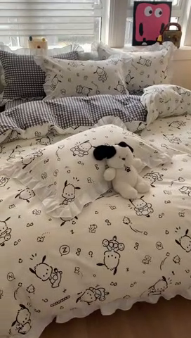 91家纺网 家纺一手货源 找家纺 玉元坊 2025新款三丽鸥系列白花边被套纯棉全棉床裙三件套四件套-帕恰狗白花边款式 花边款-线条帕恰狗