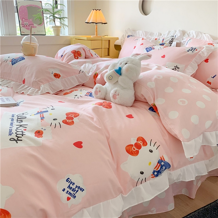 91家纺网 家纺一手货源 找家纺 玉元坊 2025新款三丽鸥系列白花边被套纯棉全棉床裙三件套四件套-凯蒂猫白花边款式 花边-苹果凯蒂