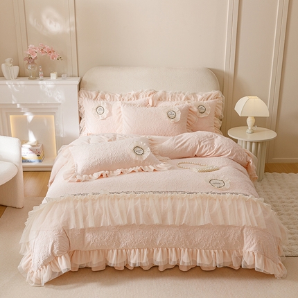 91家纺网 家纺一手货源 找家纺 （总）好儿喜家纺 2025新款牛奶绒四件套冬季雕花绒保暖舒适被套加厚牛奶绒床上用品-赫尔曼