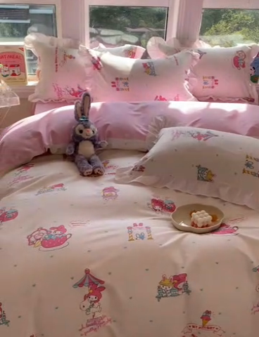 91家纺网 家纺一手货源 找家纺 玉元坊 2025新款三丽鸥系列白花边被套纯棉全棉床裙三件套四件套-美乐蒂白花边款式 开心美乐蒂【花边款】