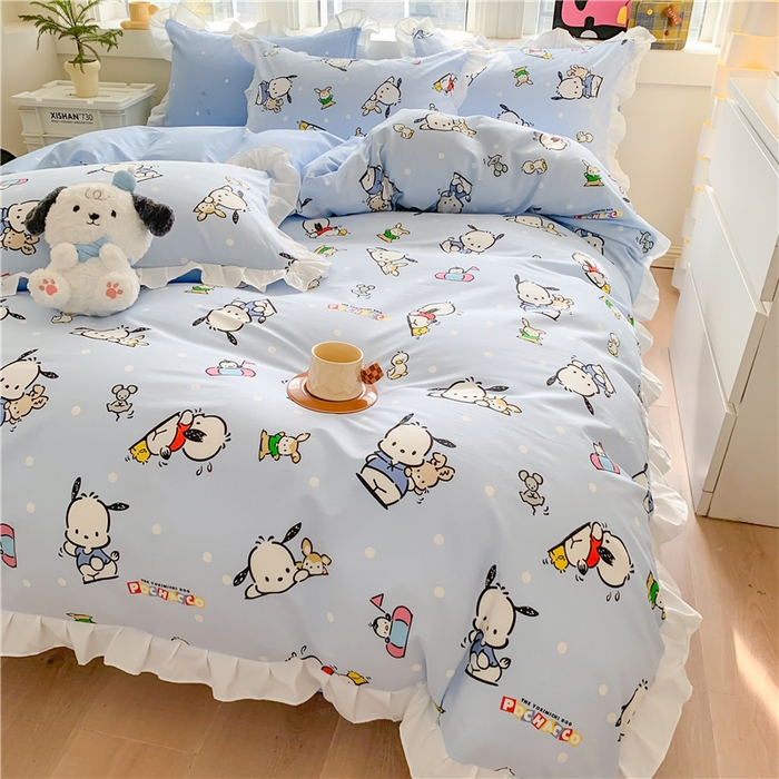 91家纺网 家纺一手货源 找家纺 玉元坊 2025新款三丽鸥系列白花边被套纯棉全棉床裙三件套四件套-帕恰狗白花边款式 花边款-小帕和伙伴蓝