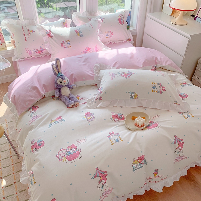 91家纺网 家纺一手货源 找家纺 玉元坊 2025新款三丽鸥系列白花边被套纯棉全棉床裙三件套四件套-美乐蒂白花边款式 开心美乐蒂【花边款】