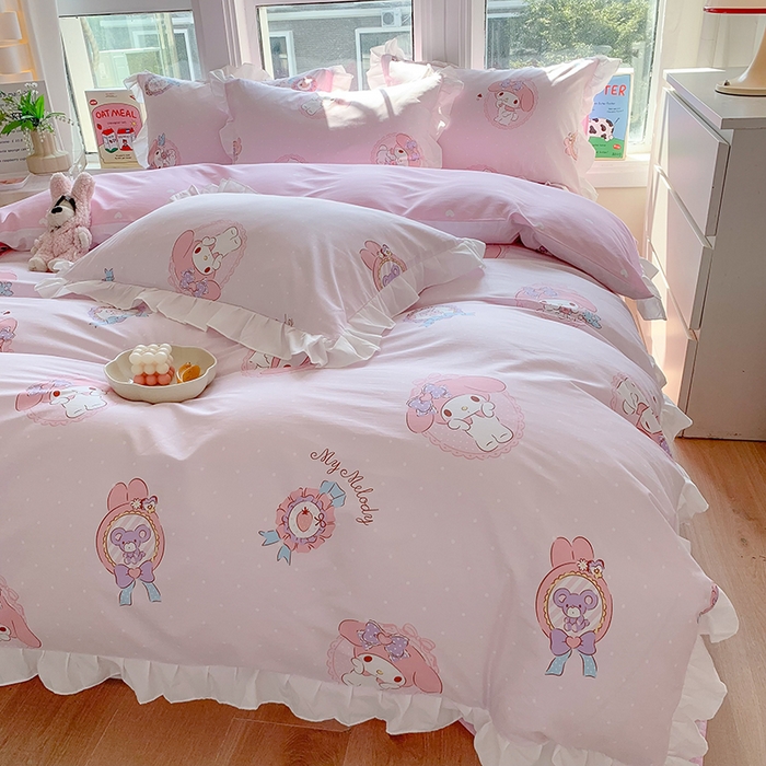 91家纺网 家纺一手货源 找家纺 玉元坊 2025新款三丽鸥系列白花边被套纯棉全棉床裙三件套四件套-美乐蒂白花边款式 小兔美乐蒂【花边款】