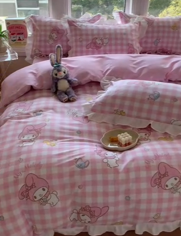 91家纺网 家纺一手货源 找家纺 玉元坊 2025新款三丽鸥系列白花边被套纯棉全棉床裙三件套四件套-美乐蒂白花边款式 粉格美乐蒂【花边款】