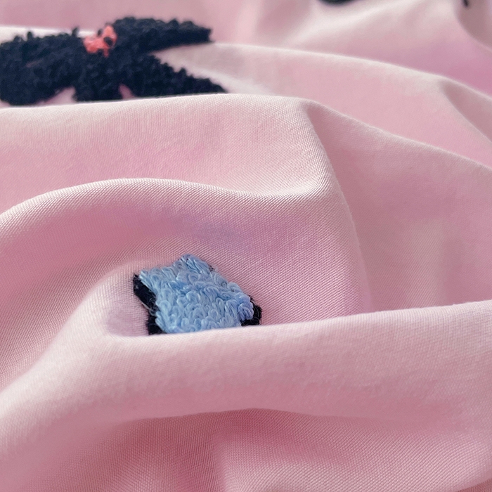 91家纺网 家纺一手货源 找家纺 卡迪熊家纺 2025新款水洗m毛巾绣四件套 蝴蝶结小狗