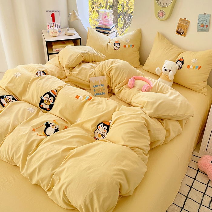 91家纺网 家纺一手货源 找家纺 卡迪熊家纺 2025新款水洗m毛巾绣四件套 天滑雪企鹅