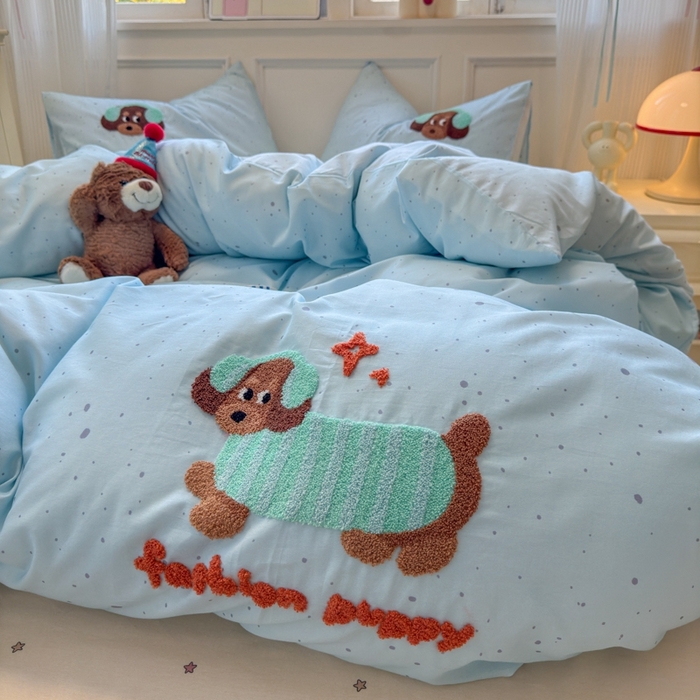 91家纺网 家纺一手货源 找家纺 曼之夏 2025新款全棉亲肤舒适毛巾绣四件套 毛巾绣-快乐狗