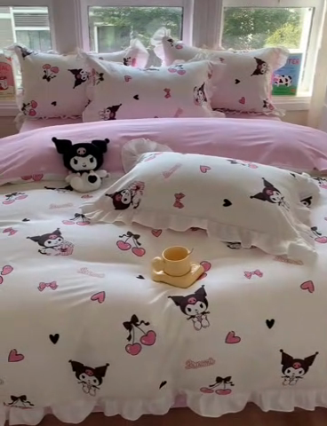 91家纺网 家纺一手货源 找家纺 玉元坊 2025新款三丽鸥系列白花边被套纯棉全棉床裙三件套四件套-库洛米白花边款式 樱桃库洛米【花边款】