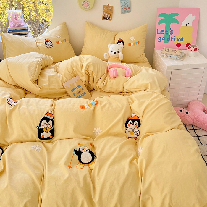 91家纺网 家纺一手货源 找家纺 卡迪熊家纺 2025新款水洗m毛巾绣四件套 天滑雪企鹅