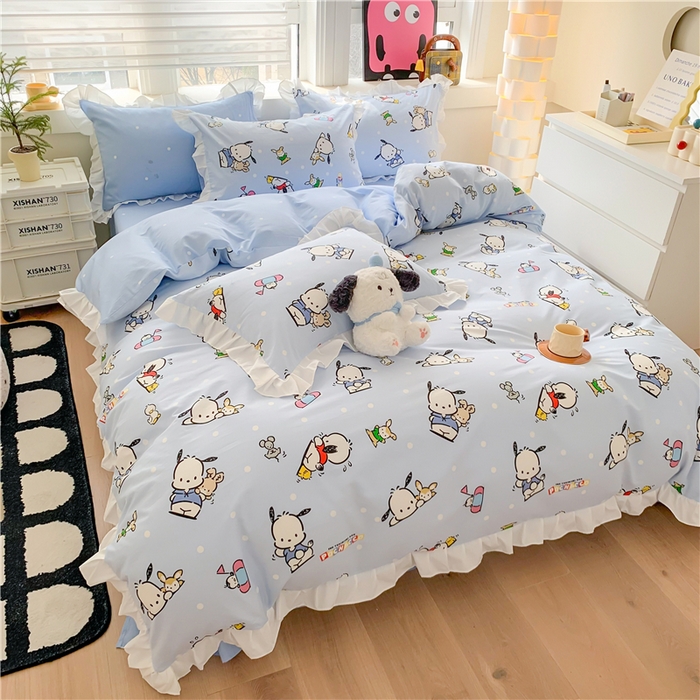 91家纺网 家纺一手货源 找家纺 玉元坊 2025新款三丽鸥系列白花边被套纯棉全棉床裙三件套四件套-帕恰狗白花边款式 花边款-小帕和伙伴蓝