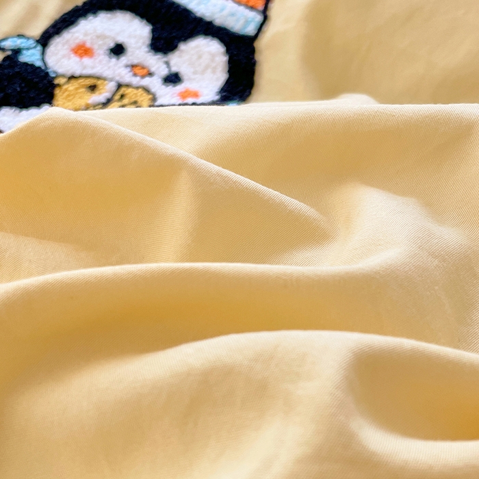 91家纺网 家纺一手货源 找家纺 卡迪熊家纺 2025新款水洗m毛巾绣四件套 天滑雪企鹅