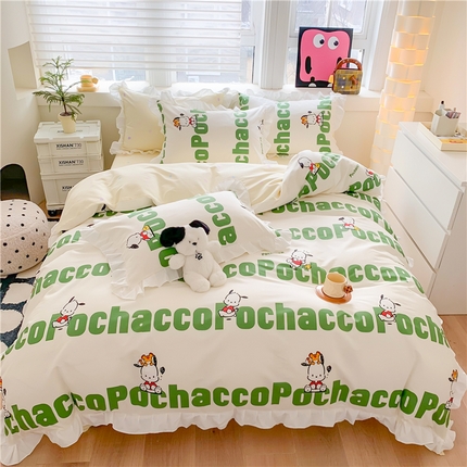 91家纺网 家纺一手货源 找家纺 玉元坊 2025新款三丽鸥系列白花边被套纯棉全棉床裙三件套四件套-帕恰狗白花边款式 花边款-字母帕恰狗