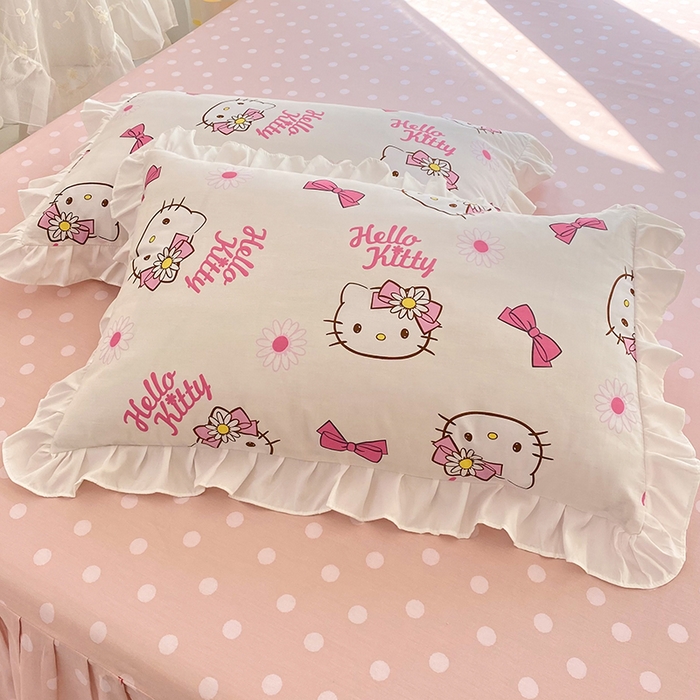 91家纺网 家纺一手货源 找家纺 玉元坊 2025新款三丽鸥系列白花边被套纯棉全棉床裙三件套四件套-凯蒂猫白花边款式 雏菊kt 花边款