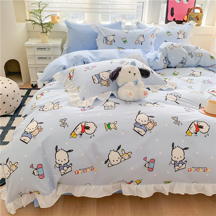 91家纺网 家纺一手货源 找家纺 玉元坊 2025新款三丽鸥系列白花边被套纯棉全棉床裙三件套四件套-帕恰狗白花边款式 花边款-小帕和伙伴蓝