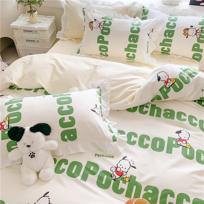 91家纺网 家纺一手货源 找家纺 玉元坊 2025新款三丽鸥系列白花边被套纯棉全棉床裙三件套四件套-帕恰狗白花边款式 花边款-字母帕恰狗