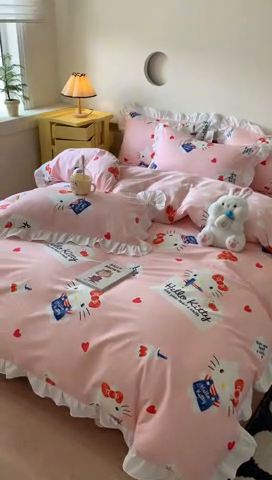 91家纺网 家纺一手货源 找家纺 玉元坊 2025新款三丽鸥系列白花边被套纯棉全棉床裙三件套四件套-凯蒂猫白花边款式 花边-苹果凯蒂