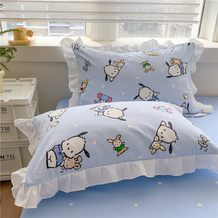 91家纺网 家纺一手货源 找家纺 玉元坊 2025新款三丽鸥系列白花边被套纯棉全棉床裙三件套四件套-帕恰狗白花边款式 花边款-小帕和伙伴蓝