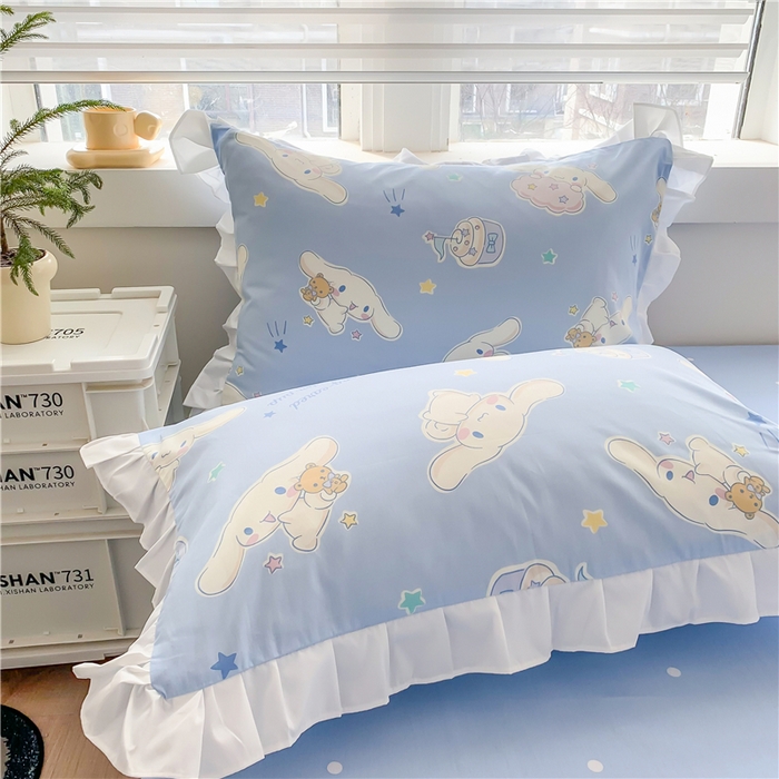 91家纺网 家纺一手货源 找家纺 玉元坊 2025新款三丽鸥系列白花边被套纯棉全棉床裙三件套四件套-大耳狗白花边款式 花边款-蛋糕玉桂狗