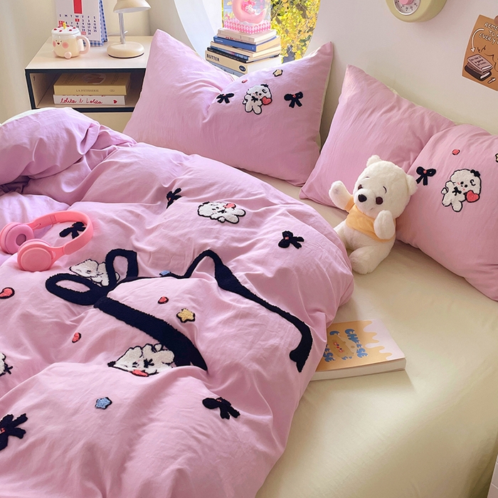 91家纺网 家纺一手货源 找家纺 卡迪熊家纺 2025新款水洗m毛巾绣四件套 蝴蝶结小狗