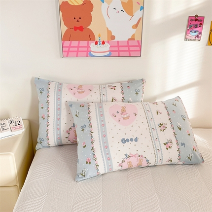 91家纺网 家纺一手货源 找家纺 多品家纺 2025新款卡通系列柔水洗棉枕套 兔兔庄园