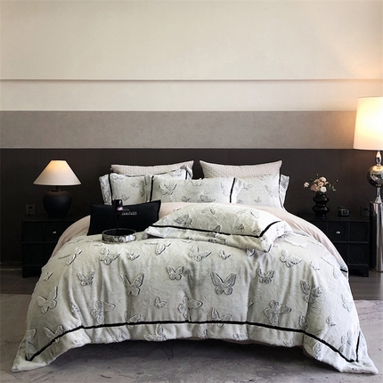 91家纺网 家纺一手货源 找家纺 罗优家纺 2025新款兔兔绒牛奶绒雕印蝴蝶系列四件套（控价369） 蝴蝶灰白