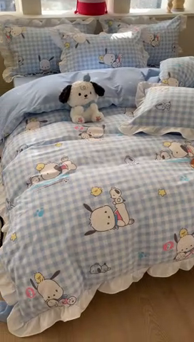 91家纺网 家纺一手货源 找家纺 玉元坊 2025新款三丽鸥系列白花边被套纯棉全棉床裙三件套四件套-帕恰狗白花边款式 格子帕恰狗【花边款式】