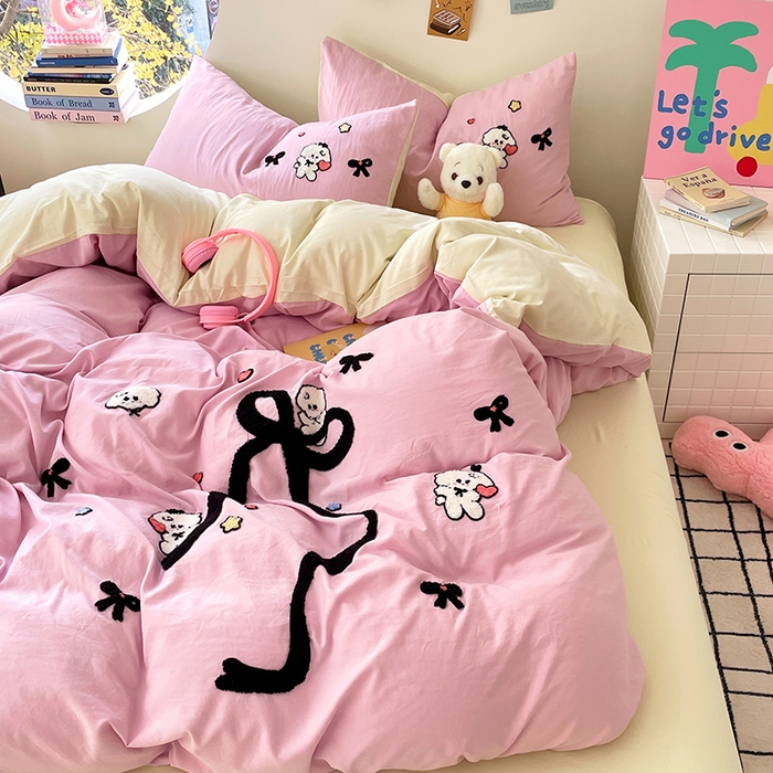 91家纺网 家纺一手货源 找家纺 卡迪熊家纺 2025新款水洗m毛巾绣四件套 蝴蝶结小狗