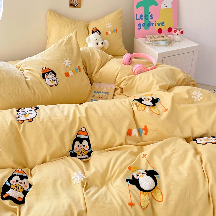 91家纺网 家纺一手货源 找家纺 卡迪熊家纺 2025新款水洗m毛巾绣四件套 天滑雪企鹅