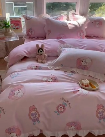 91家纺网 家纺一手货源 找家纺 玉元坊 2025新款三丽鸥系列白花边被套纯棉全棉床裙三件套四件套-美乐蒂白花边款式 小兔美乐蒂【花边款】