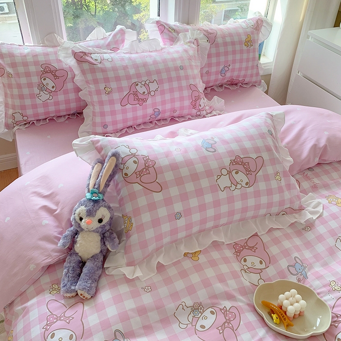 91家纺网 家纺一手货源 找家纺 玉元坊 2025新款三丽鸥系列白花边被套纯棉全棉床裙三件套四件套-美乐蒂白花边款式 粉格美乐蒂【花边款】